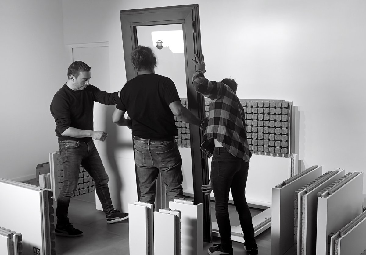 DIDTECHNOLOGY's tweet photo. Aujourd’hui formation de Julien Lenoble et François Consani à l’assemblage de la cabine studio one xxl par Laurent Decrois, Co Fondateur de @studiobricks 
#cabineacoustique #studiobricks #voixoff #voicieover #doublage #enregistrementvoix #chant #musique #studio #audiopro https://t.co/WYKKyVvzKy
