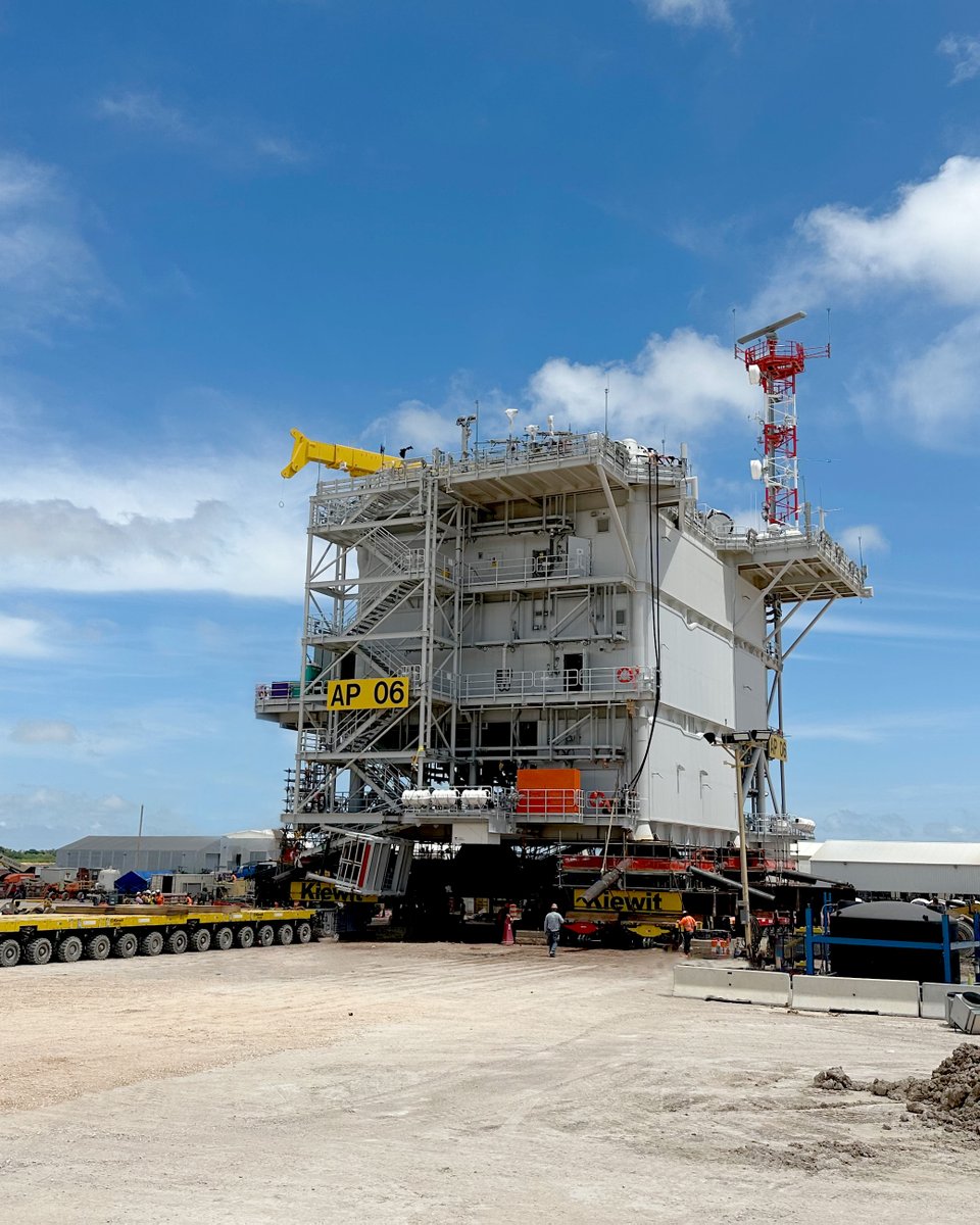 Another milestone for @SouthForkWind and the American offshore wind industry! The first U.S.-built offshore wind substation is complete and has sailed out from a Texas fabrication facility en route to the project site for installation in the coming weeks.

us.orsted.com/news-archive/2…