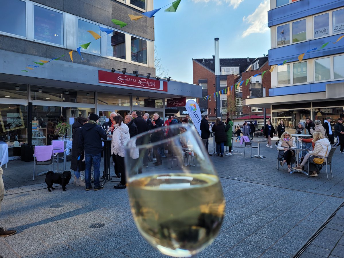 STM_Witten_GmbH's tweet image. Wir feiern den kleinen Freitag 🍸🍷und laden euch heute von 17 - 21h zusammen mit der Standortgemeinschaft Witten Mitte e. v. und den lokalen Gastronomiebetrieben, Café Extrablatt Witten und Genuss Galerie Hafer, zum #AfterWorkEvent auf den Berliner Platz ein! 
(1/2)
