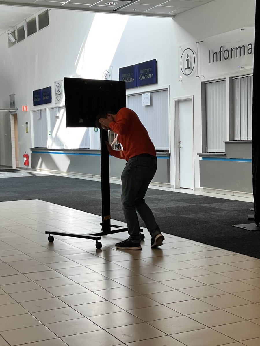 The conference thieves are getting more and more daring 😂 <a href="/PeterOrneholm/">Peter Örneholm</a> #DevSum