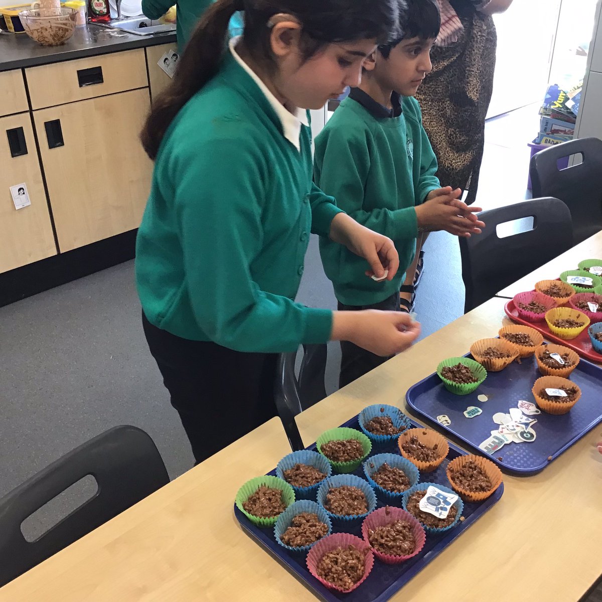 CPickeringPri's tweet photo. Our children have been busy making chocolate crispy buns for Rock Star Day👩🏼🎤🧑🏼🎤😝 @VikingFM #CashForKids #baking #IPaSS #ResourceBase https://t.co/mbxyLwTehJ