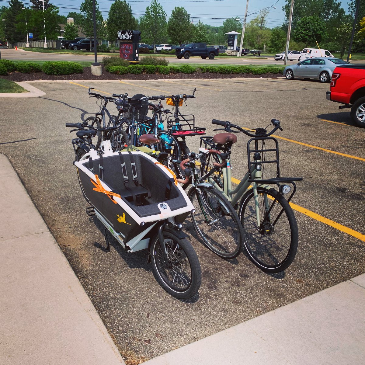 EngineerDustin's tweet photo. 9 people transported on 7 bikes, taking up a single parking spot with plenty of room to spare.
#ModeShiftKzoo #BikeZoo #MovePortage https://t.co/TpUJJyyijY