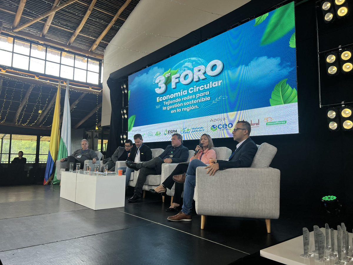 CEOCorporacion's tweet photo. Nos emociona estar participando hoy en el tercer Foro de Economía Circular, en representación de nuestras empresas CEO💚 Junto a @cornare @ESPAMarinilla @asocolflores @EPMestamosahi tejemos redes para la gestión sostenible de la región 🌳 https://t.co/qKyFeXh0bt