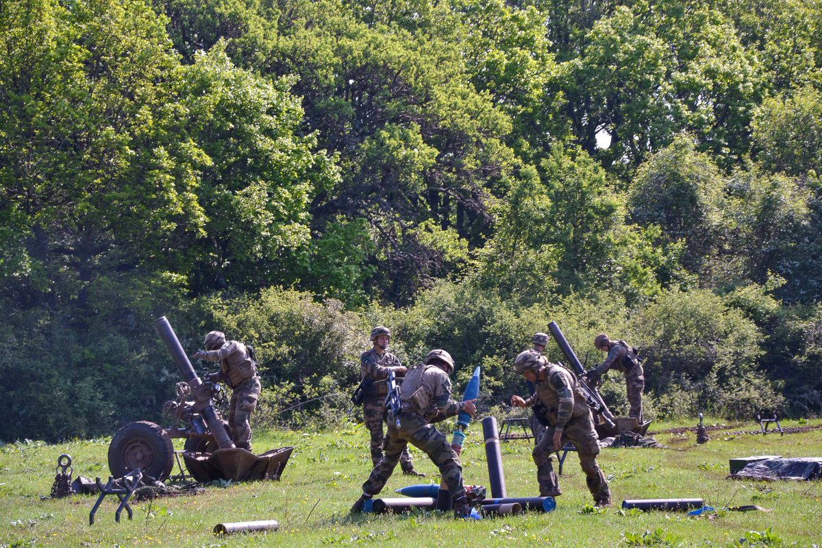 Les experts du #1erRCA contribuent à la #PrépaOPS des unités d'#artillerie. Durant 48h, ils animent la batterie qui doit réagir à divers incidents dans un scenario les mettant dans la situation d'un appui feu au profit de la manœuvre d'un GTIA.
#DeCombat #CapaciTerre