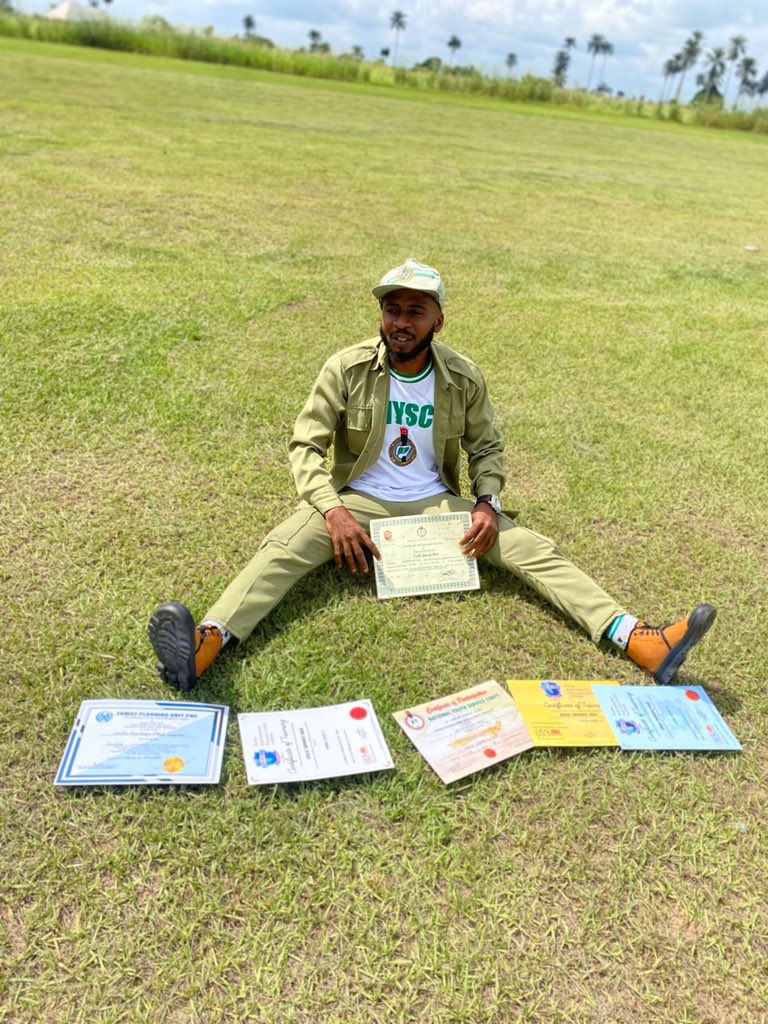 Andersonowen54's tweet photo. Idan no dey find certificate na certificate dey find Idan 
Congratulation to me 🥳🥳

@TheMahleek @ObaJunior6 @HoneyOjukwu @FattySumtin @OgaSammyWejinya @the_smallie https://t.co/F4kW4aNxhj
