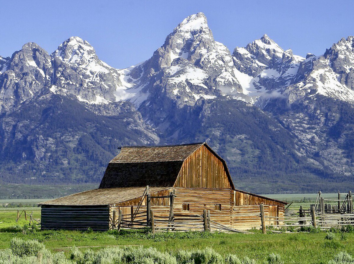 Jackson Hole (originally called Jackson's Hole by mountain men) is a valley in Teton county.
It’s famous for skiing, fishing, rafting, ranches, fine dining, and something for everyone…that's what makes it such a well-loved vacation spot.
#Wyoming The Equality State

#travelUSA🇺🇸