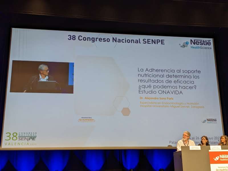 Nestlehealthsc's tweet photo. 🗣️Alejandro Sanz París, especialista en Endocrinología y Nutrición nos habla de Estudio ONAVIDA "La adherencia al soporte nutricional determina los resultados de eficacia ¿qué podemos hacer?" 
#SENPE2023 #EXPERTOSENPROTEINAS #PACIENTEONCOLÓGICO https://t.co/C1Mmml5Pk6