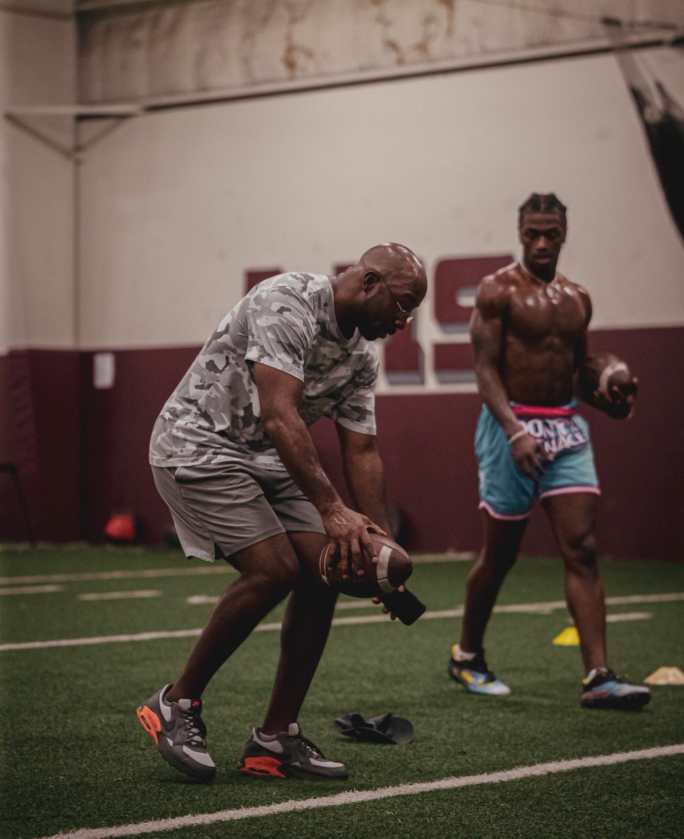 SkysTheLimitWR's tweet photo. I’ve been here for all the years of the calm… now storms ⛈️ are in the forecast💯 @_jayythegreat_ @Joshua_Goines18 @kyle_parker5 @ZahnCoakley #CoachHooksTrained https://t.co/Crx5JVA7h1