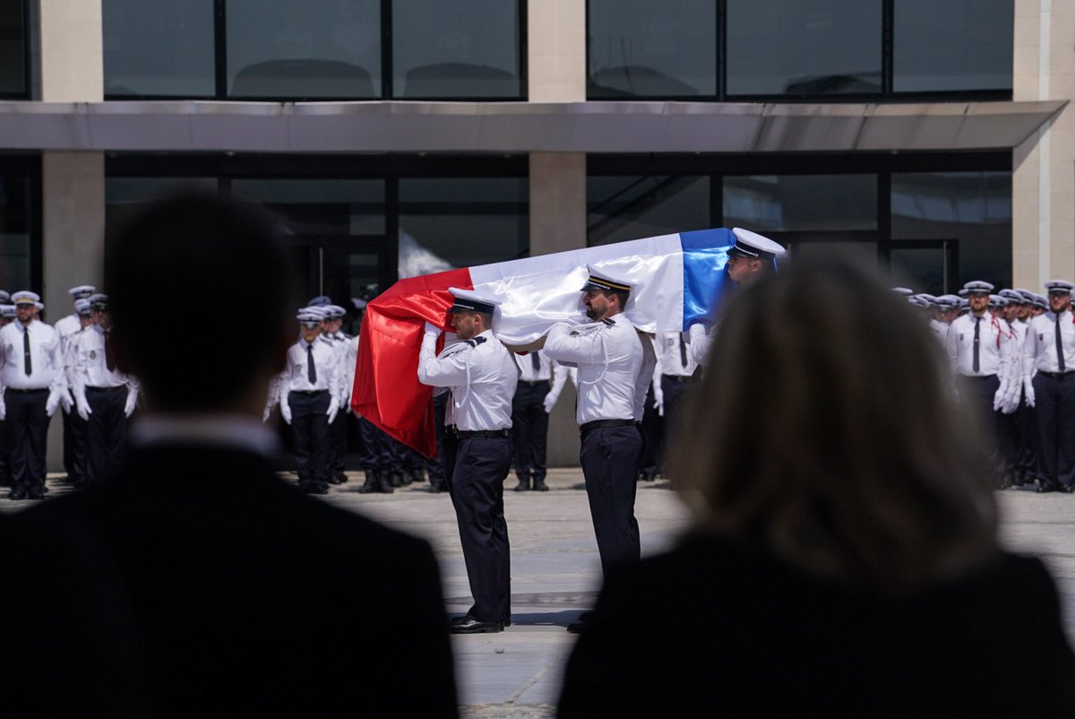 EmmanuelMacron's tweet photo. Steven Greblac, 
Paul Medeiros,
Manon Raux,

Trois enfants de la République, trois jeunes Français qui avaient décidé de servir la Nation et ont rendu leur dernier souffle en exerçant leur métier.

La Nation vous rend hommage. https://t.co/RiCOldc8NB