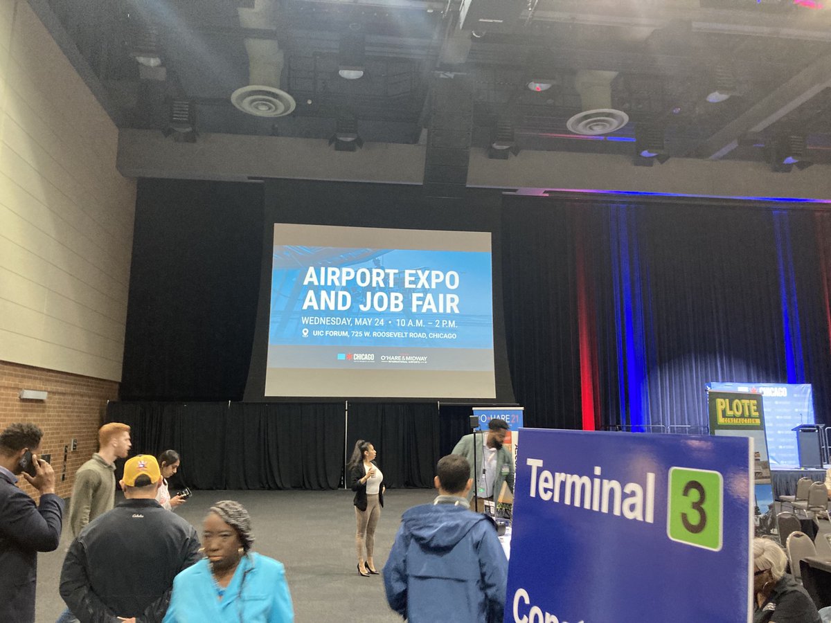 edatUAL's tweet photo. So much fun joining up with some of our Chicago based team members yesterday at UIC supporting the Airport Expo and job fair. Love this team and what a great story we have to share with applicants. Love the excitement in their faces wanting to be part of our winning team https://t.co/GZV30itxwO