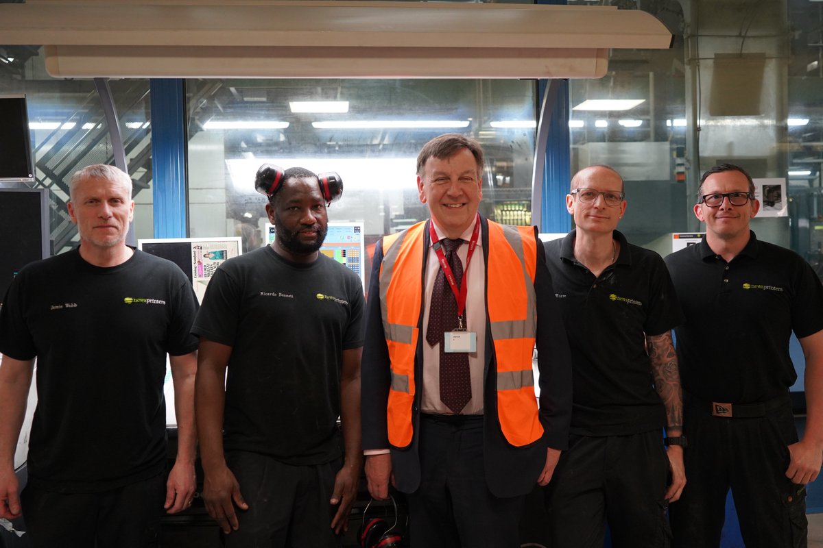 Ever wondered how the newspaper you read in the morning is made? Media Minister @JWhittingdale visits @Newsprinters_UK, the largest newspaper printing plant in the world, to see the intricate process and discuss with @NewsUK why print is important in the digital age