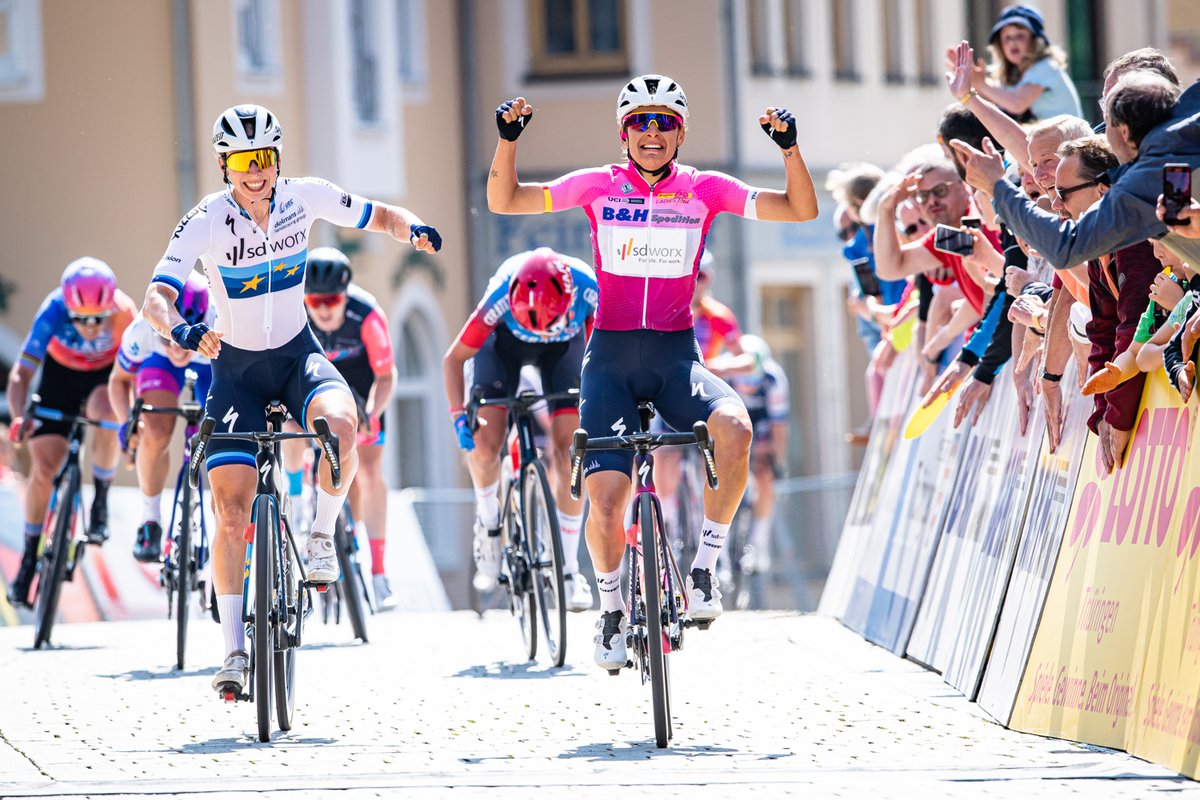 Das Team SD Worx sichert sich den Hattrick! Barbara Guarischi gewinnt die 3. Etappe der 35. LOTTO Thüringen Ladies Tour in der Knopfstadt Schmölln vor der Europameisterin Lorena Wiebes und Sandra Alonso. Mischa Bredewold bleibt im gelben LTLT Führungstrikot. #ltlt2023