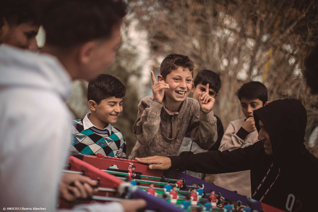 unicef_es's tweet photo. “La primera vez que dormí en el campo sentí como si estuviera en un hotel de 5 estrellas. Dejé de escuchar el sonido de misiles, disparos y ataques. Me sentí a salvo y pude dormir tranquila”. Os acercamos las voces de niños y familias desplazados en Irak https://t.co/43B8yxutdY https://t.co/AeaLasQy9i