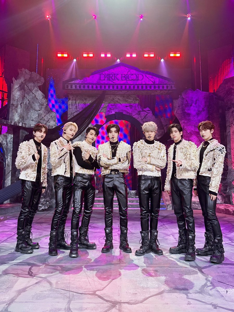 ENHYFES7O's tweet photo. Congratulations to us, ENHYPEN, for the first comeback broadcast with dark sexiness and sentimentality! The 𝗕𝗶𝘁𝗲 𝗠𝗲 stage performance went well up until the last touch, it was because of your support and loves. https://t.co/H1kDZD9Jxf https://t.co/UWYyOZv5Ct
