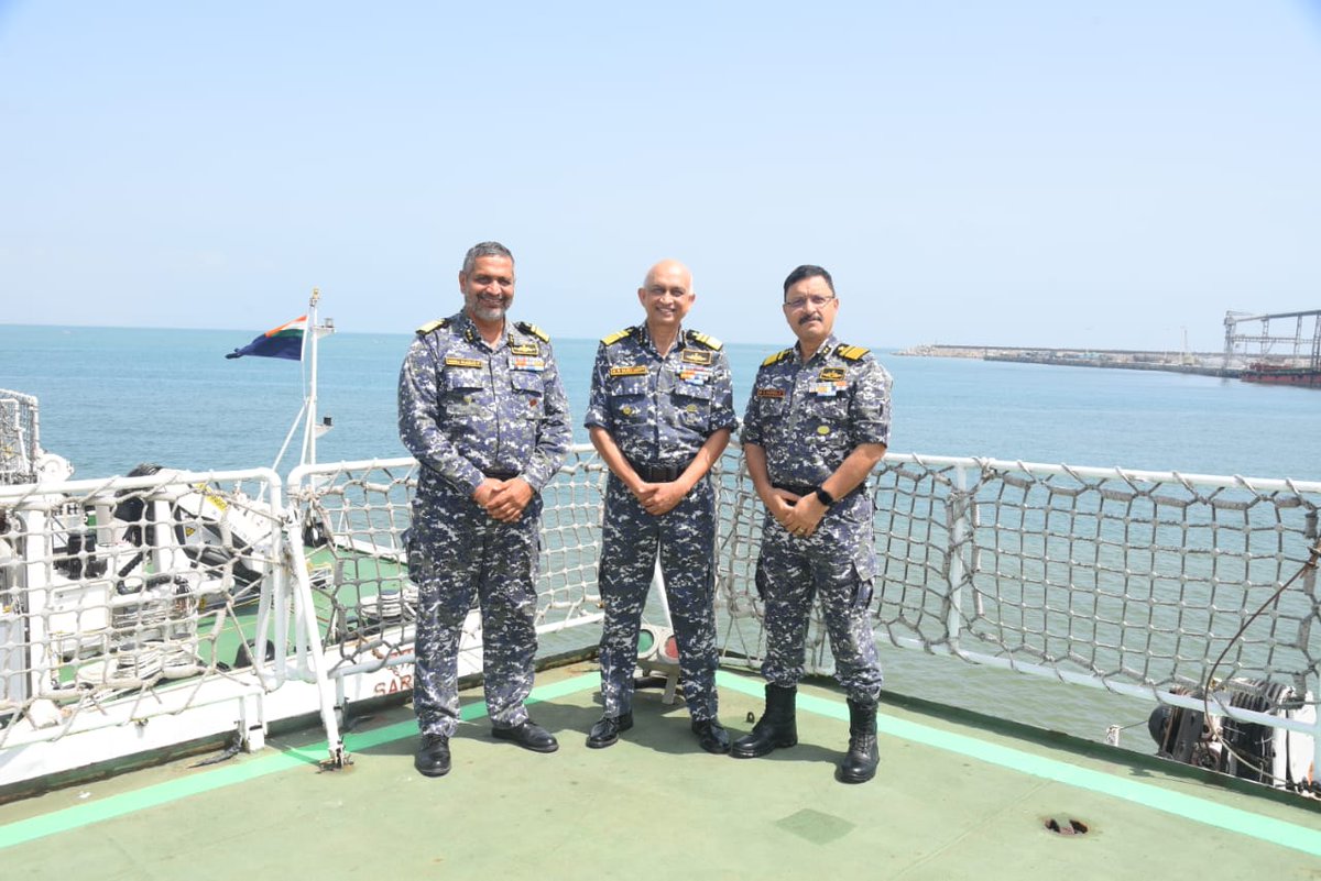 DefencePRO_Guj's tweet image. #UpdateEvening

ADG KR Suresh Coast Guard Cdr Western Seaboard reviewed #operation preparedness inview of impending #monsoon with ICG Regional Cdrs West &amp;amp; NorthWest onboard @IndiaCoastGuard Ship Shoor at #Porbandar 

@DefenceMinIndia
@CMOGuj @AjaybhattBJP4UK @giridhararamane @ANI
