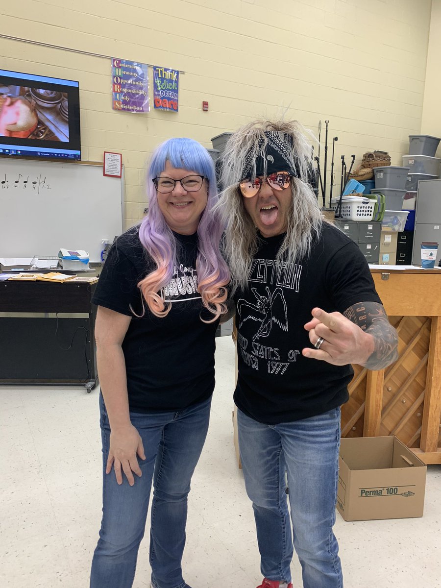 AngieRoark1's tweet photo. Wigging out for the one and only Ms Workman! ❤️ #AllIn #relationships #retiring https://t.co/Dd5gHF6eS9