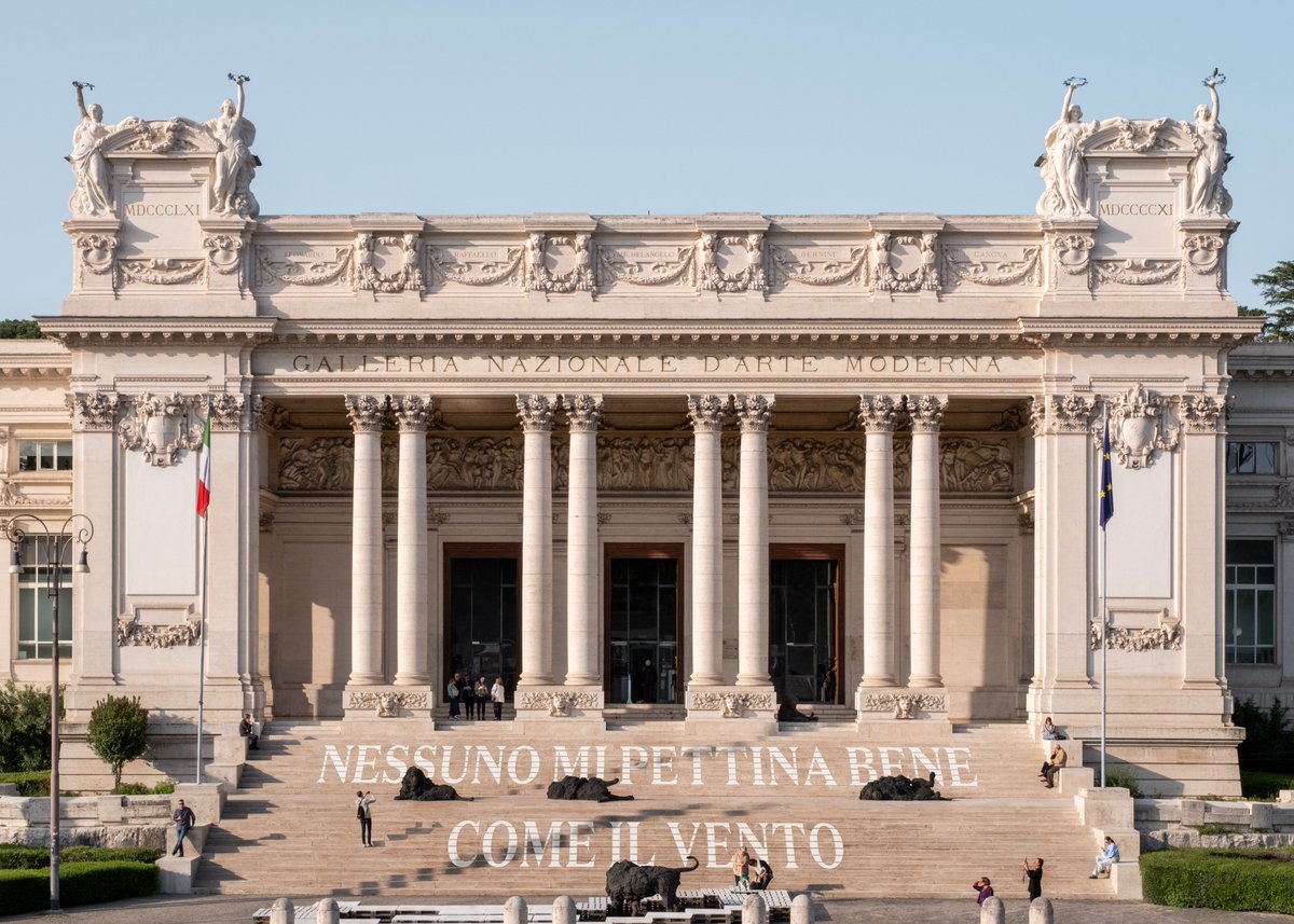 LAGNroma's tweet photo. "Nessuno mi pettina bene come il vento", le parole di Alda Merini sulla scalinata della Galleria Nazionale 💙 https://t.co/PGo3VITShi