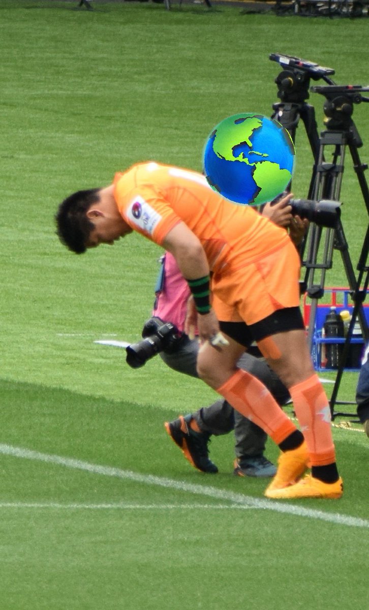 JAPAN_RUGBY2019's tweet photo. 決勝、試合前にグラウンドに一礼するスピアーズ　立川主将なのだ。

#NTTリーグワンプレーオフ
#リーグワン決勝
#RugbyExplosion
#ファンと共に日本一の熱狂へ
#NTTリーグワン 
#NTTLeagueOne 
#リーグワン 
#LeagueOne  
#GoForwardAsOne https://t.co/PqusQqfjEp