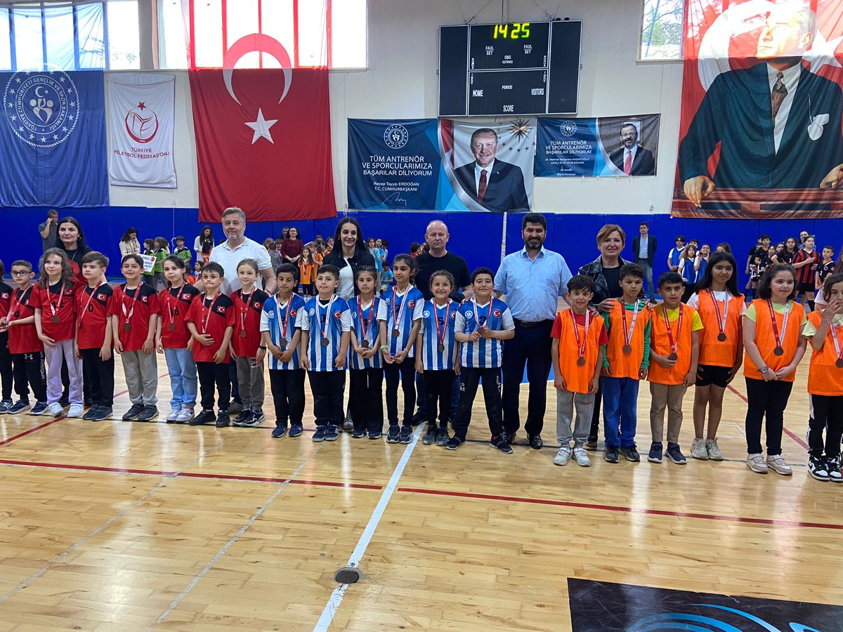 İlçemizdeki ilkokullar arasında Çorlu Kapalı Spor Salonunda yapılan "İlkokullar Fiziksel Etkinlik  Oyunları" tamamlandı. Son gün yapılan müsabakalar sonrasında dereceye giren okullar için ödül töreni düzenlendi.

<a href="/tcmeb/">Millî Eğitim Bakanlığı</a> 
<a href="/c_kaymakamlik/">Çorlu Kaymakamlığı</a> 
<a href="/tekirdagmem/">Tekirdağ İl Millî Eğitim Müdürlüğü</a> 
<a href="/ersanulusan/">Ersan Ulusan</a> 
<a href="/hete61/">Hüseyin ERDOĞAN</a>