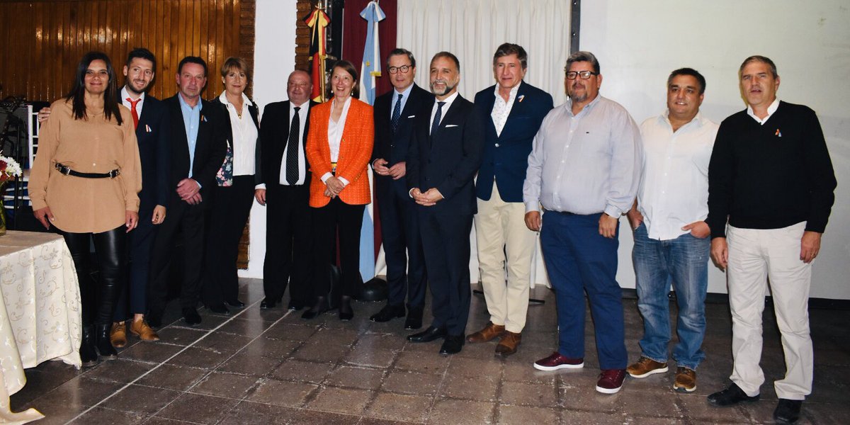 AlemaniaenArg's tweet image. Celebramos anoche el 125. anniversario del Club Alemán de @ciudaddemendoza, miembro d la #FAAG. C sus 2.500 socios es uno d 
los clubes alemanes más grandes del país. Fue un placer dirigirme a los huéspedes agradeciéndoles x su enorme trabajo para mantener vivos los lazos c 🇩🇪.