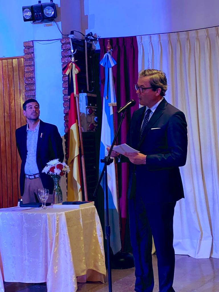 AlemaniaenArg's tweet image. Celebramos anoche el 125. anniversario del Club Alemán de @ciudaddemendoza, miembro d la #FAAG. C sus 2.500 socios es uno d 
los clubes alemanes más grandes del país. Fue un placer dirigirme a los huéspedes agradeciéndoles x su enorme trabajo para mantener vivos los lazos c 🇩🇪.