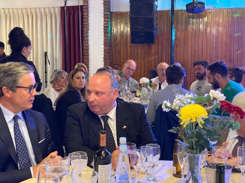 AlemaniaenArg's tweet image. Celebramos anoche el 125. anniversario del Club Alemán de @ciudaddemendoza, miembro d la #FAAG. C sus 2.500 socios es uno d 
los clubes alemanes más grandes del país. Fue un placer dirigirme a los huéspedes agradeciéndoles x su enorme trabajo para mantener vivos los lazos c 🇩🇪.