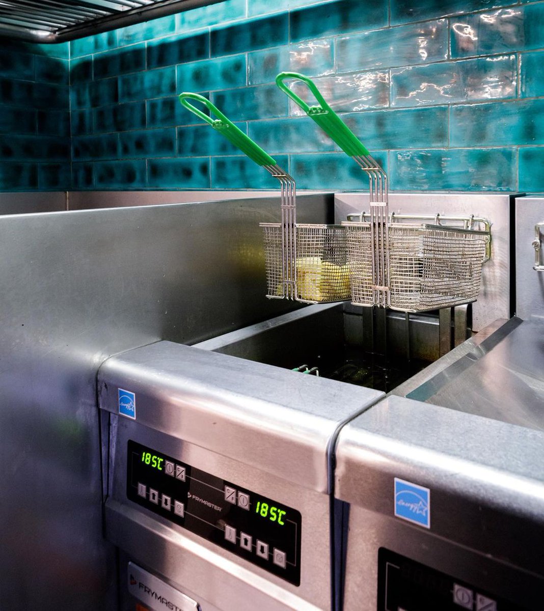 AliGroupFS's tweet image. Frymaster gas and electric fryers are designed to help you better manage your frying costs. 

But how? 👉 By saving money in three important areas of your frying operation: oil, energy and space savings.

#aligroupFS #frymaster #cooking #foodservice #foodequipment @WelbiltInc
