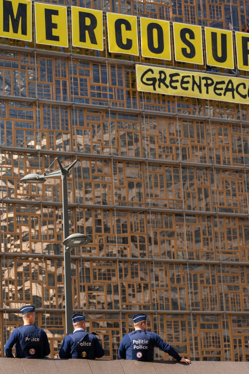 Greenpeace activists on the facade of Europa Building in #Brussels where EU trade ministers will meet later today to discuss the #EUMercosur trade deal.
#greenpeace #protest #stopeumercosur #EUcouncil