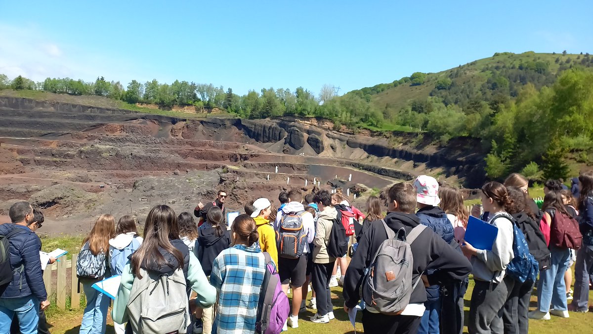 Sortie pédagogique au Puy de Lemptegy avec des élèves de 4e : deux minis films en 3D et 4D, découverte du volcan exploité avec ses chenimées et ses scories. Après le pique nique, randonnée au Puy du Pariou :6km de marche et 300 m de dénivelé avec une belle vue sur le Puy de Dôme.