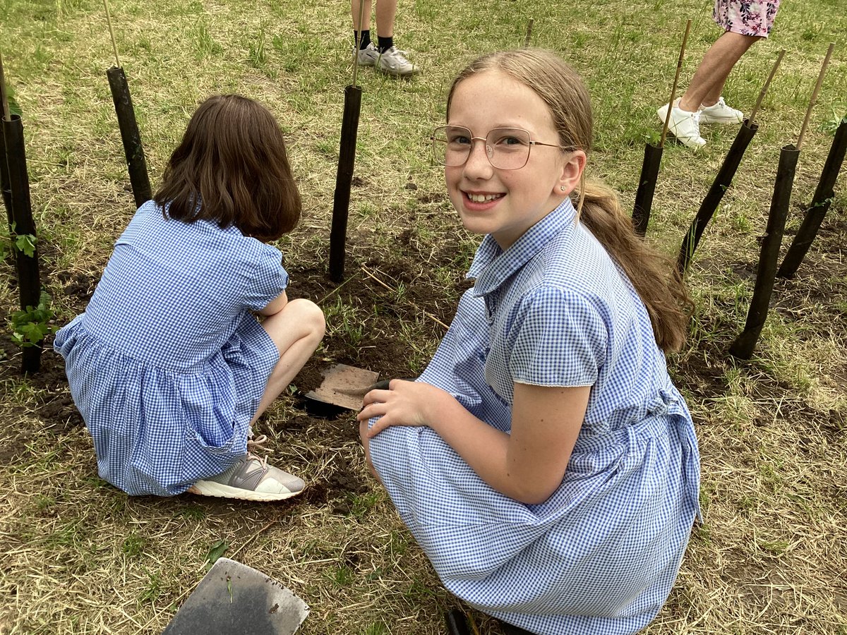 ctkrcps's tweet photo. Year 5 out on the school grounds with @royal_forestry #teachingtrees #LaudatoSi https://t.co/x5sqVUkWq1