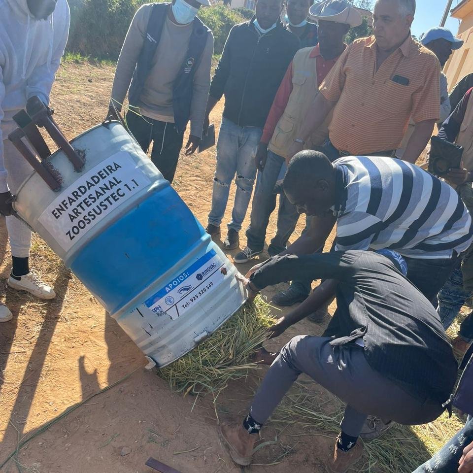 FAOAngola's tweet image. Hoje terminamos o módulo de bovinicultura, com uma prática de enfardamento de feno, pelo Prof Reinaldo Calvo do Instituto Politécnico Huíla #IPH, dentro da Formação de Escolas de Campo Agropastoris #ECAP, inserida na componente @FAOAngola no @fresan_angola com fundos @UEemAngola.