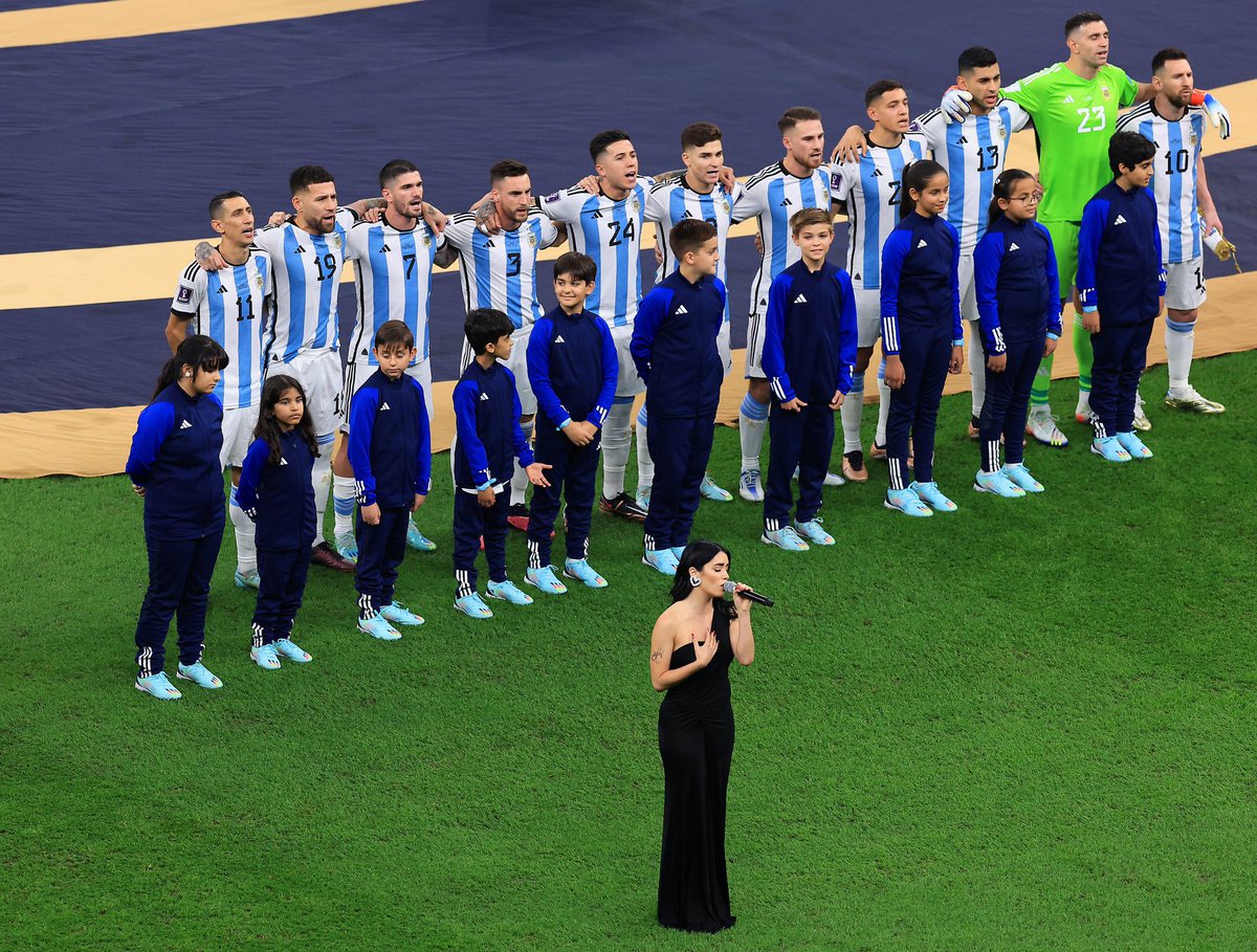 lali gritando 'arriba argentina' despues de cantar el himno en la final del mundo donde salimos campeones
