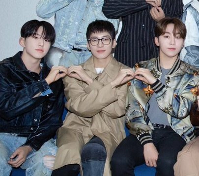 cheoiiday's tweet image. i thought they failed doing hearts for a sec then realised they failed doing '8's instead