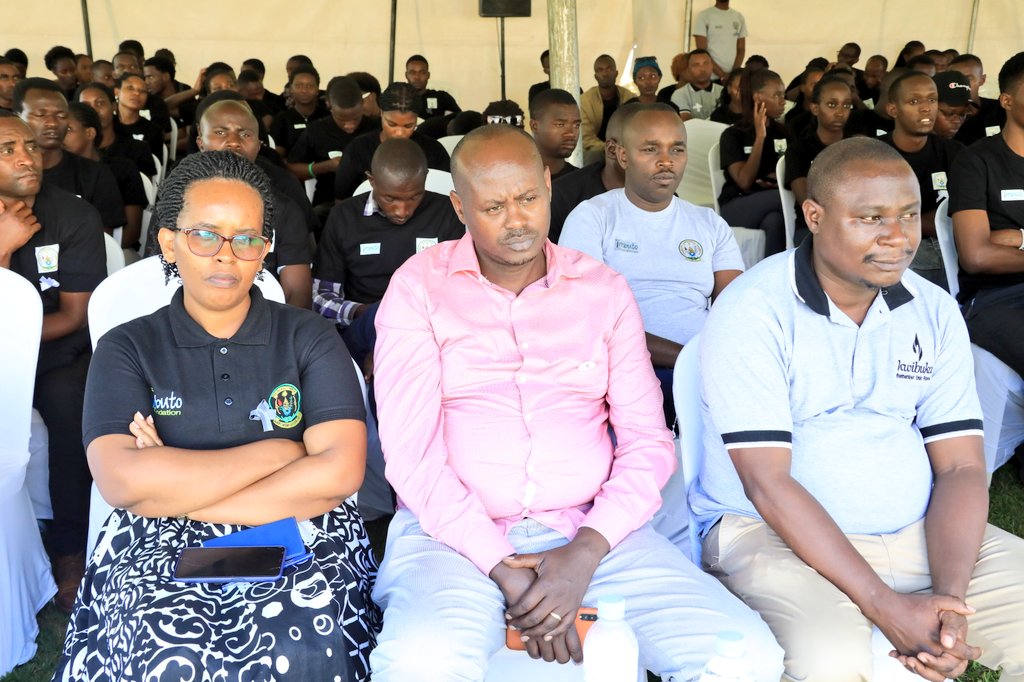 KicukiroDistr's tweet photo. Hon. @JUwacu , Umuyobozi Nshingwabikorwa ushinzwe ubudaheranwa muri @Unity_MemoryRw arimo kuganiriza urubyiruko ku mateka y'Igihugu n'uruhare rwabo mu kubaka Ubunyarwanda .(1)
#Kwibuka29 https://t.co/aM2iouiaWZ