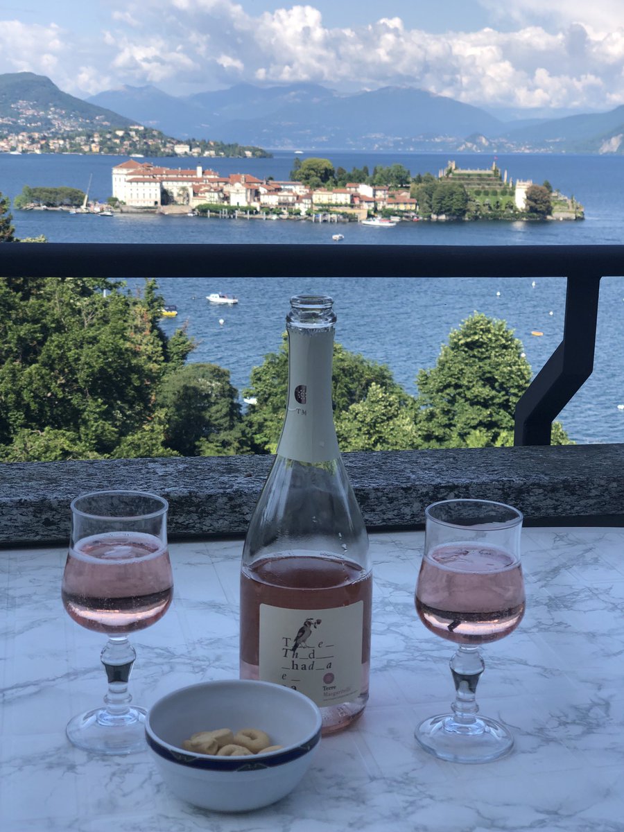 Celebrating National Wine Day with a view . Think pink.
#PinkSociety ⁦@_drazzari⁩ 
⁦@jflorez⁩ ⁦@boozychef⁩ 
⁦@magee333⁩ ⁦@suziday123⁩ 
⁦@SuzyQlovesWine⁩ 
⁦@cynthia_hayes⁩
