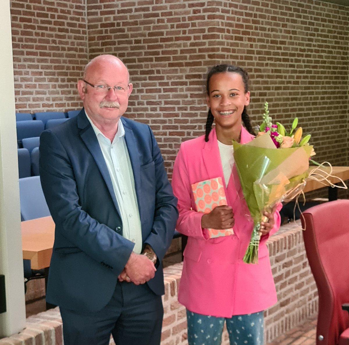 Verrassing! 🎉

Chaja Kortmann uit #Peize is de enige echte voorleeskampioen van Drenthe! Vandaag werd ze onverwachts in het zonnetje gezet door onze burgemeester Klaas Smid.

Chaja is ook lid van onze Kinderadviesraad. Haar klas is ongetwijfeld supertrots op haar, en wij ook!