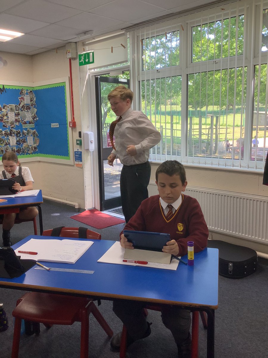 PDA_Y6's tweet image. More investigations today in science 🥼🧑‍🔬We independently conducted and recorded an investigation into the effect different exercise types have on our heart rate. #pdascience