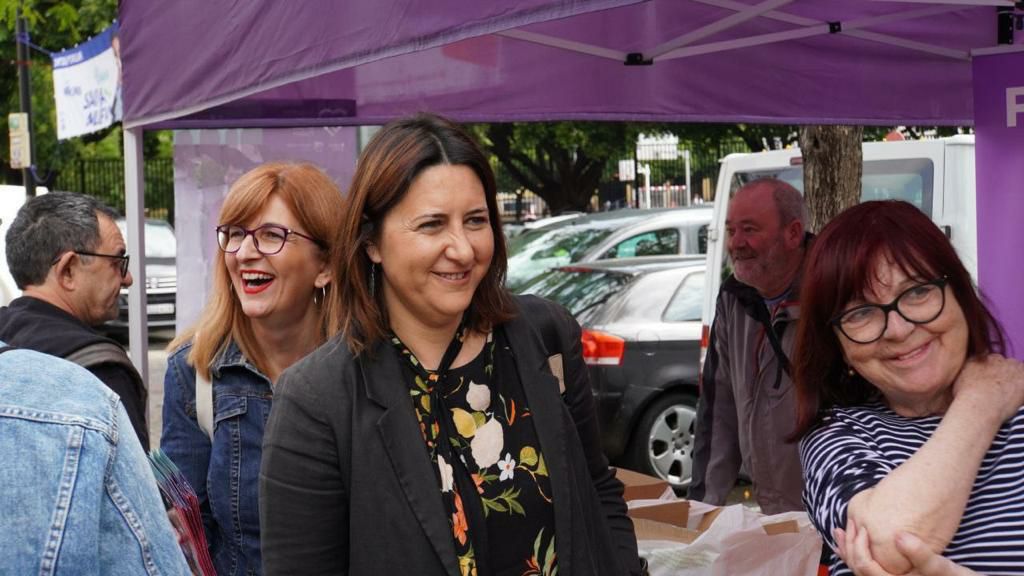 podemaldaia's tweet photo. Desafiant la pluja hem estat al Mercat d'Aldaia amb @RosaPerezGarijo, política valenta que al capdavant de la Conselleria de Participació, Transparència, Cooperació i Qualitat Democràtica ha demostrat q on abans hi havia corrupció ara hi ha transparència. 
#valentiapertransformar https://t.co/mavTAly0hc