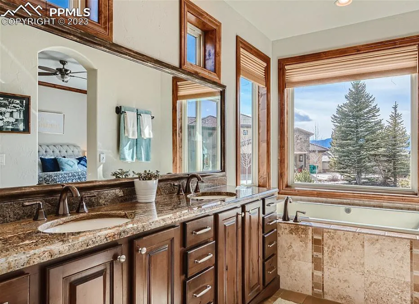 turnercolorado's tweet photo. Unwind in the luxurious master suite of this stunning Flying Horse property! Spacious bedroom, mountain views, en-suite bathroom with soaking tub &amp; walk-in shower. 4 beds, 4 baths &amp; 4K+ sq ft of living space. Contact us to view! #ColoradoSprings

https://t.co/peVPCzzedT https://t.co/VJ09gC9FSu