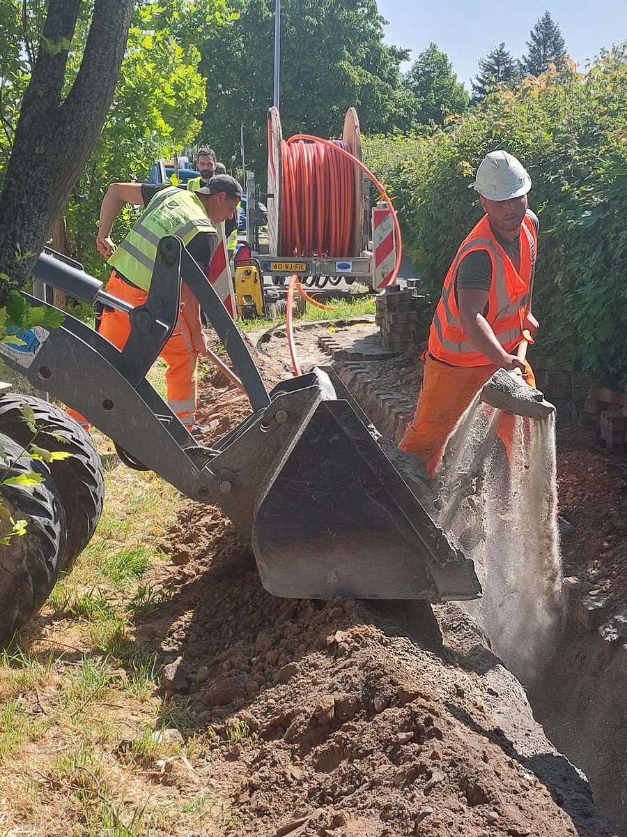 SPDFraktionRLP's tweet photo. Wir hatten heute als Teil unserer #ThemenWoche „#Digitales & #Medien“ die Gelegenheit, die Fortschritte des #Glasfaser-Ausbaus auf einer Baustelle in #Heidesheim bei #Ingelheim zu erleben. Dabei waren unser AK für #Digitales sowie Digitalisierungsminister @Alex_Schweitzer. (1/3) https://t.co/Hqd8fBaeU9