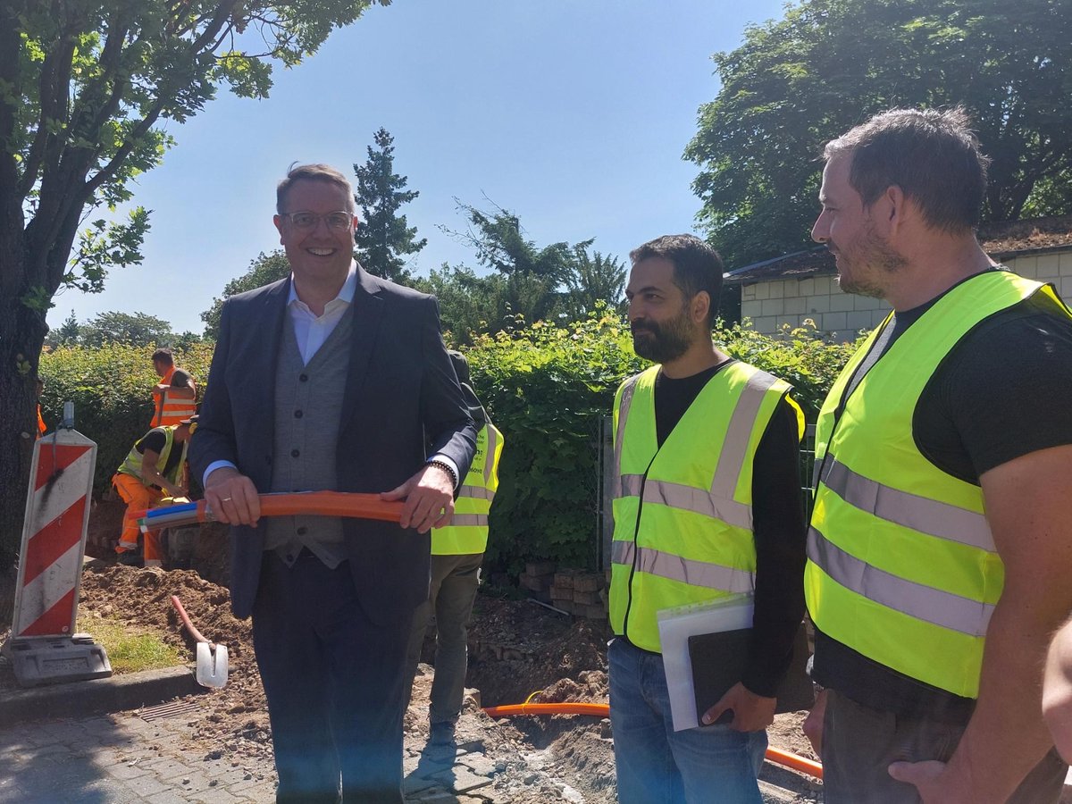 SPDFraktionRLP's tweet photo. Wir hatten heute als Teil unserer #ThemenWoche „#Digitales & #Medien“ die Gelegenheit, die Fortschritte des #Glasfaser-Ausbaus auf einer Baustelle in #Heidesheim bei #Ingelheim zu erleben. Dabei waren unser AK für #Digitales sowie Digitalisierungsminister @Alex_Schweitzer. (1/3) https://t.co/Hqd8fBaeU9