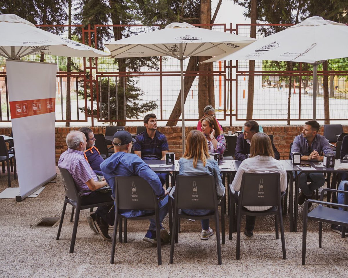 SerranoJAntonio's tweet photo. La campaña electoral entra en su recta final.
Nosotros seguimos avanzando de la mano de los murcianos y murcianas.
Esta tarde me he reunido con diversos colectivos y vecinos del barrio de Santa María de Gracia.
Conocer y escuchar para actuar y #SeguirProgresando.
#VotaPSOE https://t.co/p0bWOnHcoh