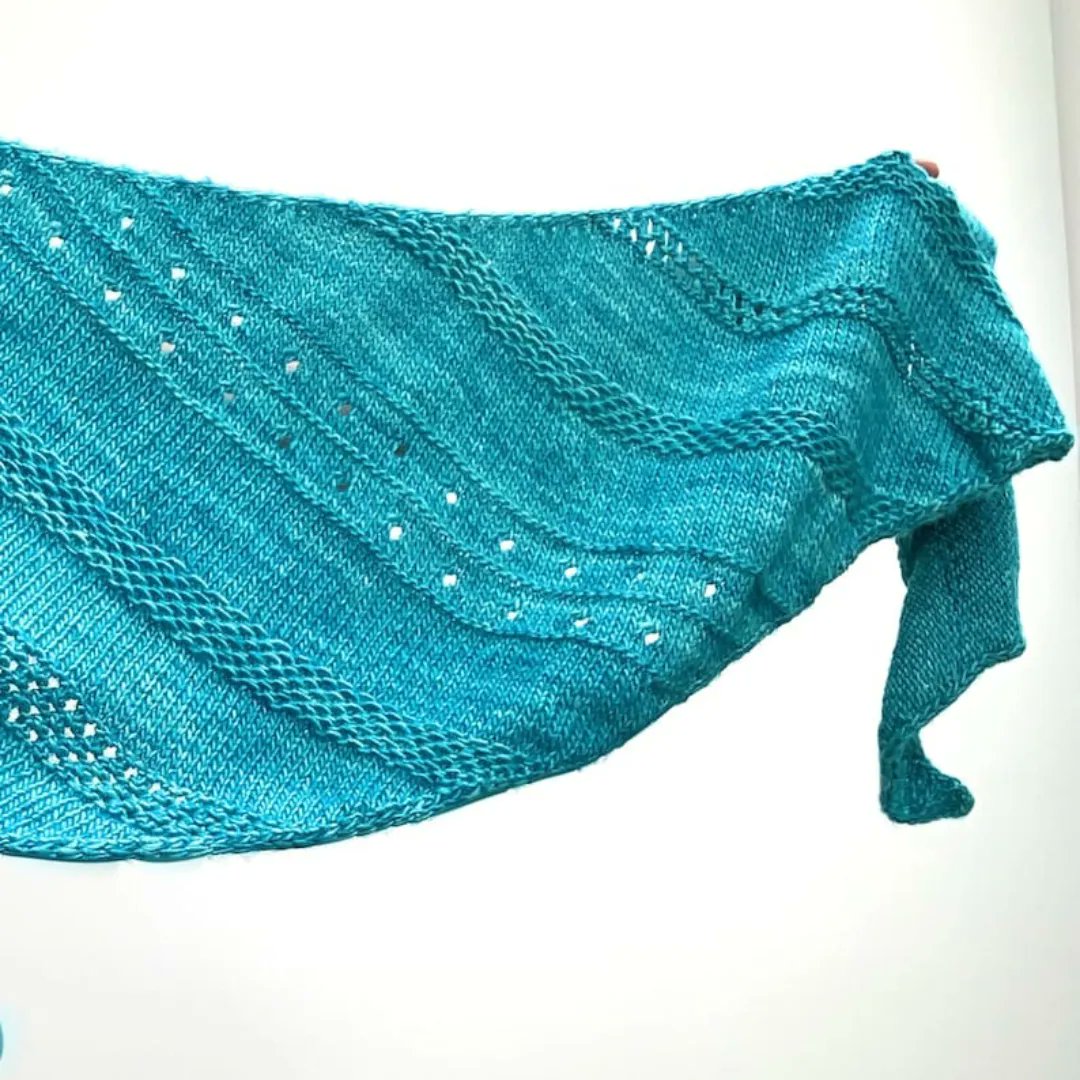 Today’s Yarn Database find is the Beach Breeze shawl from Lena Mathisson at  SoftYarn Designs. This textured cutie is perfect for wrapping up while you enjoy the waves. yarndatabase.com/design/lena-ma… #Knitting #InclusiveYarnCommunity #KnittingTwitter