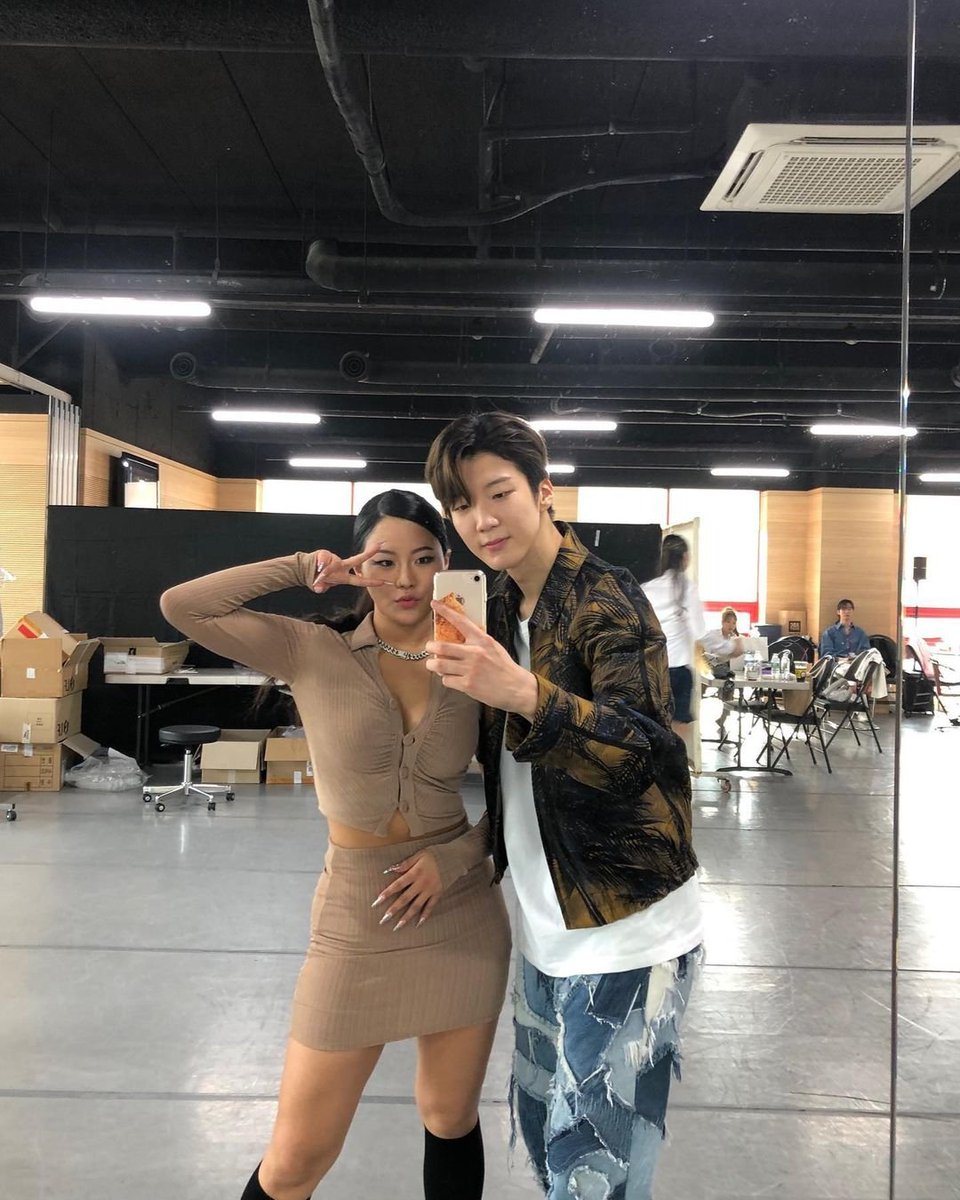 HOONY_INA's tweet photo. 🦁 [230525] youngbra__ IG post update with #HOONY

"#DreamHigh #MusicalDreamHigh 
@.maetamong 👍🏽"

🔗 https://t.co/nuzotWAQzw

#이승훈 #WINNER #위너 @yginnercircle @official_hoony_ https://t.co/EfsO5G3LSZ