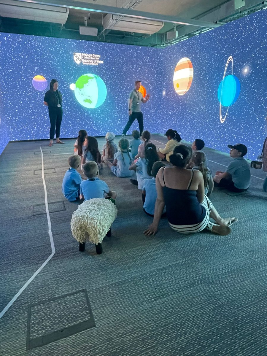 UWTSDLib's tweet photo. Lady Baa Baa has arrived in Y Fforwm and has been enjoying the immersive space with pupils from Ynysfach primary school #LibrarySheep #ImmersiveRoom https://t.co/NutVmySorY