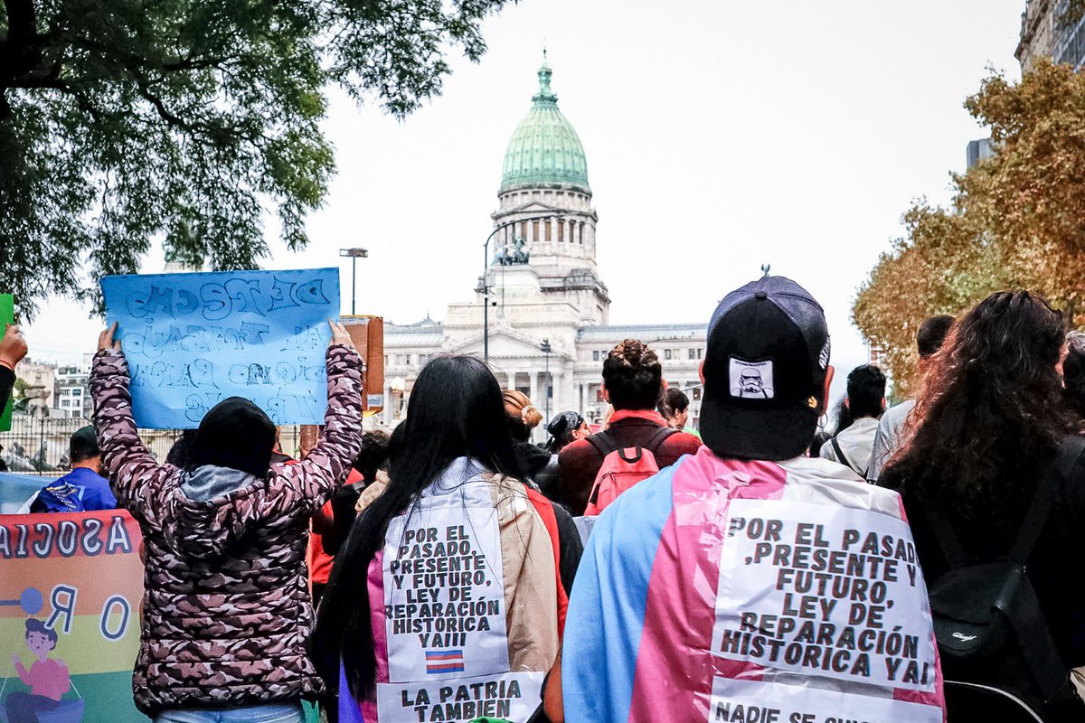 ✊🏻Marcha en la calle y debate en Diputados. La comunidad travesti trans, que en promedio no llega a los 40 años de edad, reclama la sanción de la Ley de Reparación para Personas Mayores Travestis y Trans. lavaca.org/notas/reparaci…