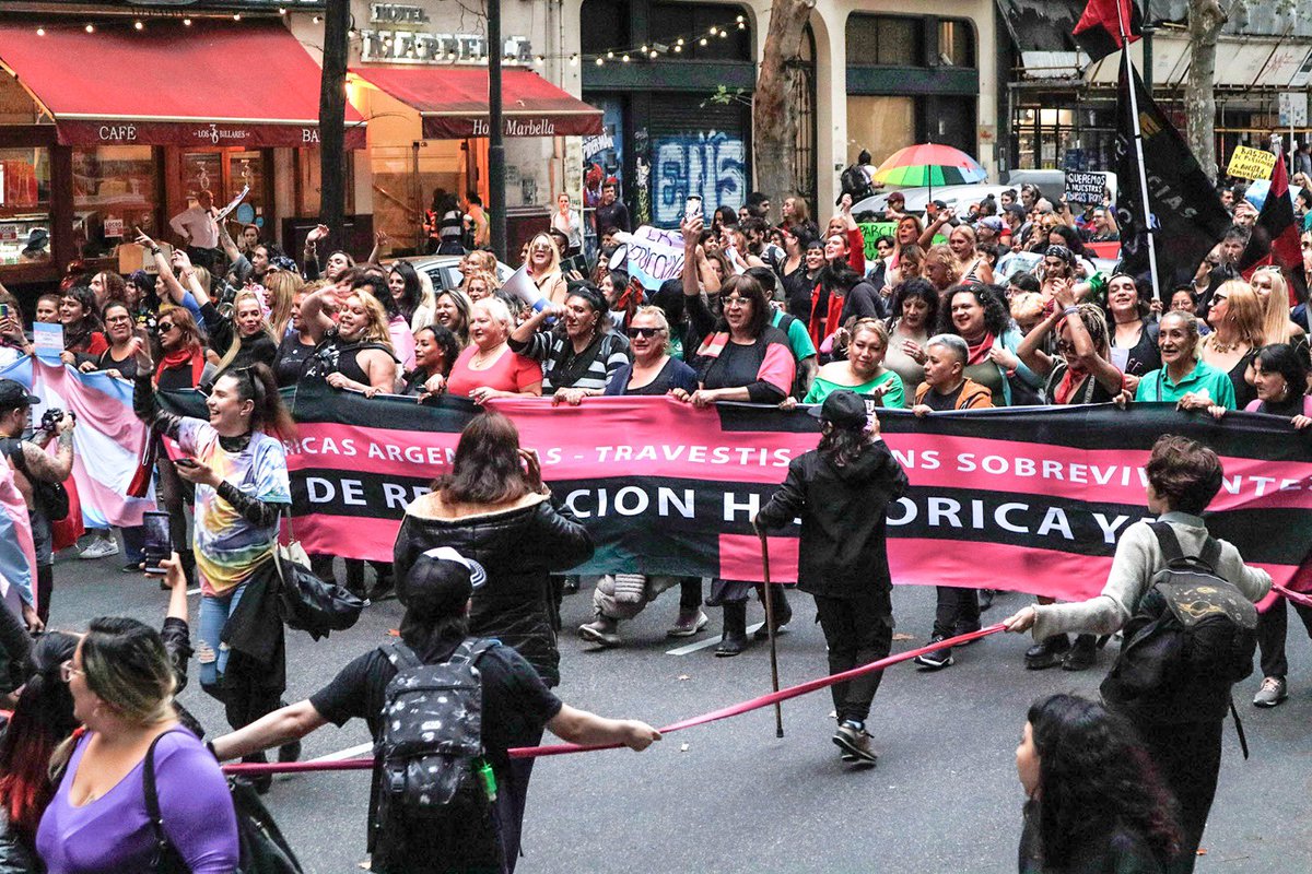 Lavacatuitera's tweet photo. ✊🏻Marcha en la calle y debate en Diputados. La comunidad travesti trans, que en promedio no llega a los 40 años de edad, reclama la sanción de la Ley de Reparación para Personas Mayores Travestis y Trans. https://t.co/0q3rGL9sZ7 https://t.co/UteyAjjc0W