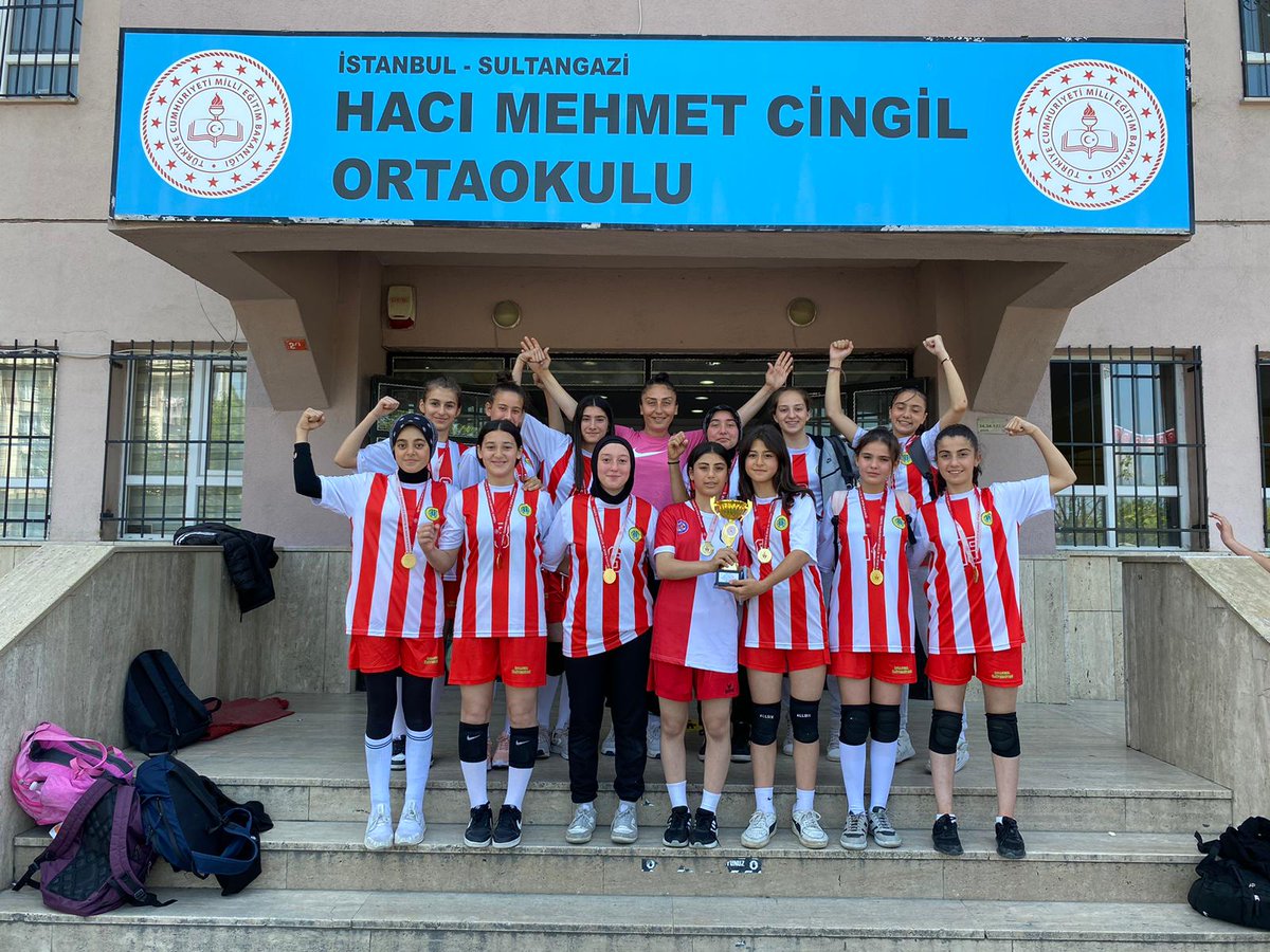 HMCOrtaokul's tweet photo. ŞAMPİYONUZ💪👏🏁
 İlçemizde düzenlenen voleybol turnuvasında küçük kızlar , yıldız kızlar , yıldız erkekler kategorisinde  SULTANGAZİ ŞAMPİYONU OLDUK @avadursun
@abuzerkorkmaz02 @necatitekbas @sultangazimem1  @mustafakizilay2 @Ozay_SERT @ByArtuklu @OzlemSGuleryuz https://t.co/IimNvn9wYT
