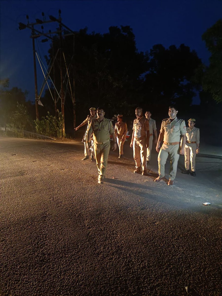 kheripolice's tweet photo. #SPKheri @GaneshPdSaha के निर्देशन में कानून व शांति-व्यवस्था बनाये रखने के उद्देश्य से तथा आमजन में पुलिस के प्रति विश्वास एवं सुरक्षा के भाव को सुदृढ़ करने हेतु थाना पसगवाँ पुलिस द्वारा क्षेत्र में पैदल गश्त किया गया। @UPPolice https://t.co/aINIDqDiJv