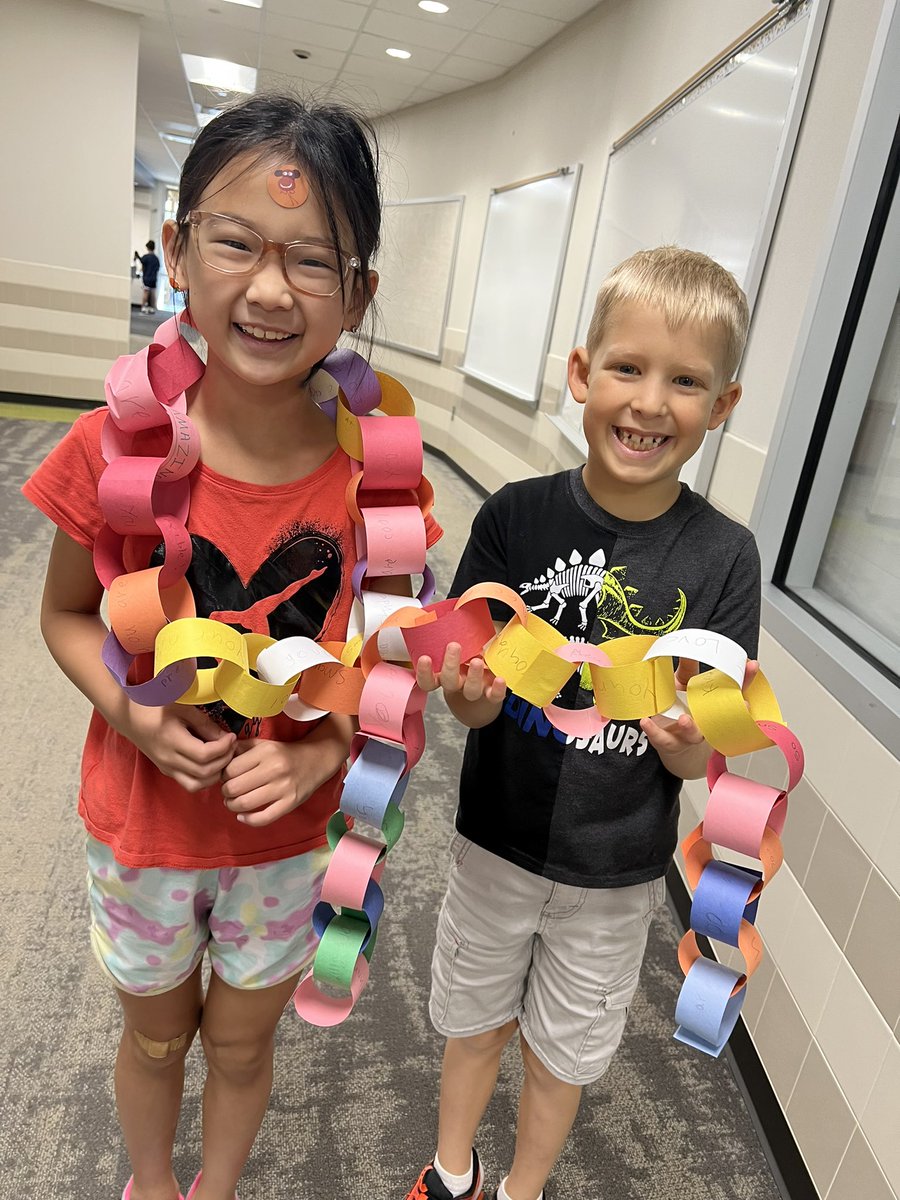 Paper Chains of Kindness Comments kiddos wrote to each of their peers.🌟 #ACEcubs #WeLeadTx @KatyISD @campbellcubs